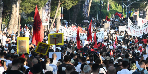 Arnavutluk'ta turizm projesine kar�� protestolar:'Arnavutluk sat�l�k de�ildir'