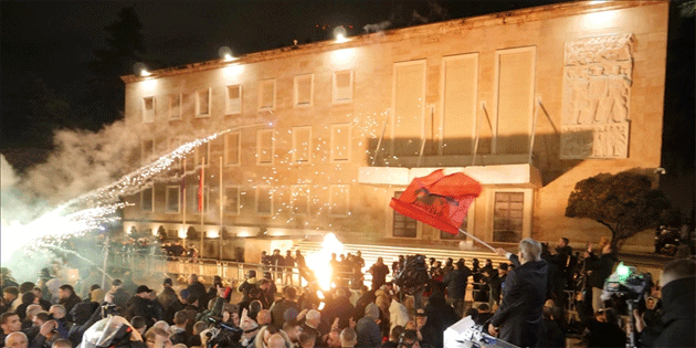 Arnavutluk'ta h�k�met kar��t� g�steriler s�r�yor