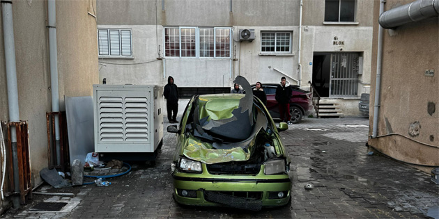 Lefko�a’da r�zgar�n etkisiyle apartman�n dam�ndaki su deposu bir arac�n �zerine d��t�