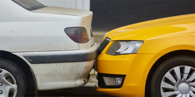 Alkoll� s�r�c� park halindeki araca �arpt� 