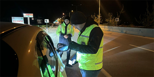 Trafik denetimlerinde 380 s�r�c� rapor edildi, �� s�r�c� tutukland�