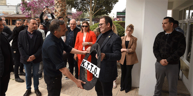 Sendikalar, K�br�s T�rk Ticaret Odas�'n� k�nad�; Oda'ya siyah �elenk b�rakt�