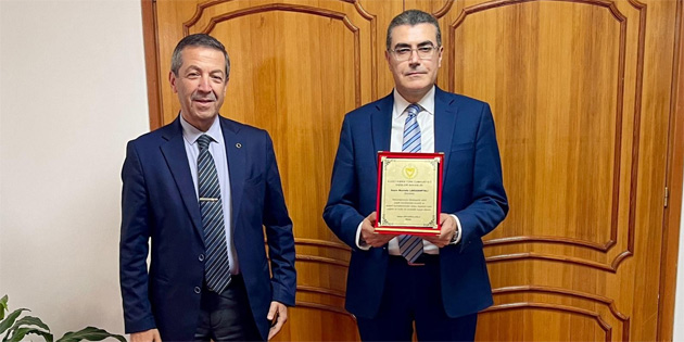 D��i�leri Bakan� Ertu�rulo�lu’ndan emekli olan Lakadamyal�’ya te�ekk�r plaketi