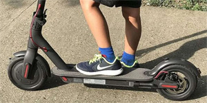 Mehmetik’te 13 yandaki scooter srcs park halindeki kamyona arpt, yaraland<