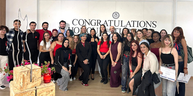 DA� �� Mimarl�k B�l�m�'nde �st�n ba�ar� g�steren ��rencilere sertifika verildi