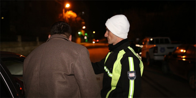 Trafik denetimlerinde 348 s�r�c� rapor edilirken, 54 ara� trafikten men edildi, bir s�r�c� tutukland�