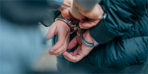 zinsiz ikamet eden 8 kii tutukland 