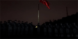 T�rkiye'de askerler, depremde hayat�n� kaybedenler i�in sayg� duru�unda bulundu