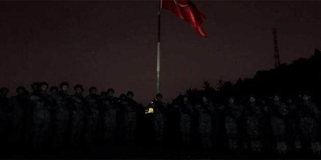 T�rkiye'de askerler, depremde hayat�n� kaybedenler i�in sayg� duru�unda bulundu