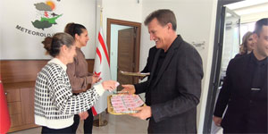 Ar�kl�, kad�n personelin g�n�n� kutlad�