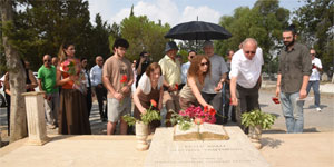 Kutlu Adal�, �l�m�n�n 30’uncu y�l d�n�m�nde kabri ba��nda an�ld�