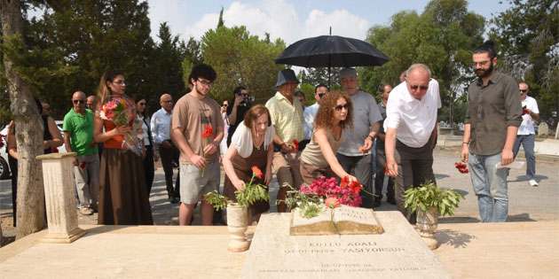 Kutlu Adal�, �l�m�n�n 30’uncu y�l d�n�m�nde kabri ba��nda an�ld�
