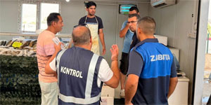 Lefko�a Merkez Pazar�’nda bal�k sat�c�lar�na denetim