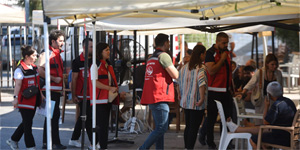 Gemi kazas�n�n ard�ndan aileler, limanda yak�nlar�ndan gelecek haberleri beklemeye devam ediyor