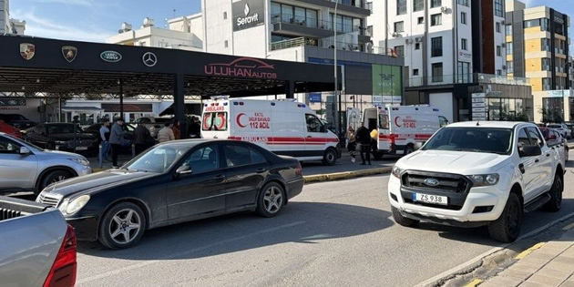 TET�K��LER EL�N� KOLUNU SALLAYARAK GEZ�YOR!