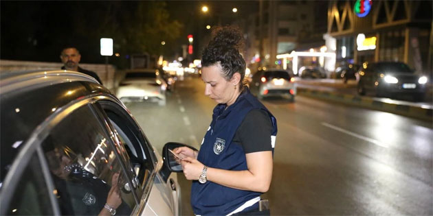 �lke genelindeki trafik denetimlerinde 44 ara� trafikten men edildi, 6 s�r�c� tutukland�