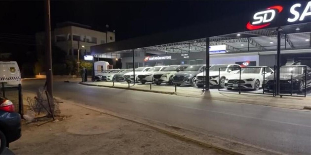 Lefkoa’da oto galeriye ate almas