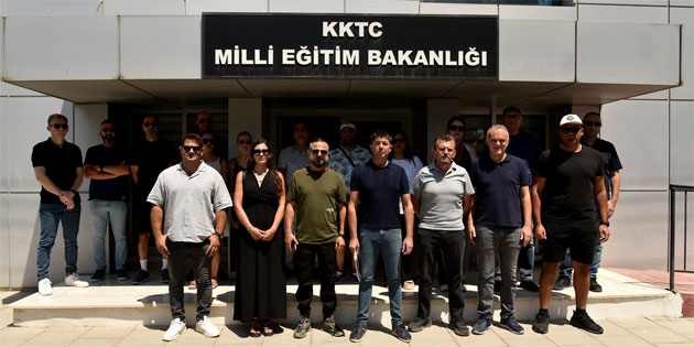 KTOE�S, Teknik Kurul Toplant�s� �ncesinde Bakanl�k �n�nde a��klama yapt�