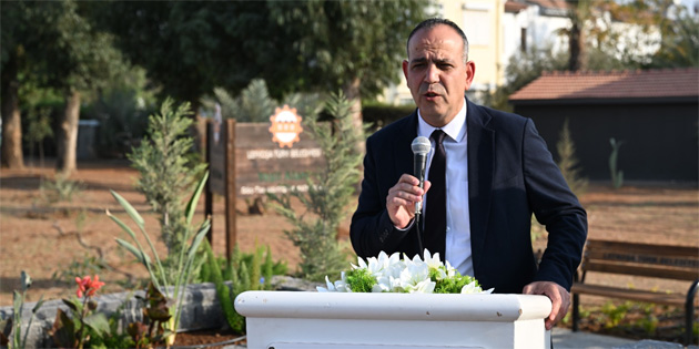 Lefkoa'daki 'Ama Arnavutolu Meydan' trenle ald