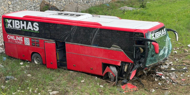 OTOB�S U�URUMA YUVARLANDI: 2 YARALI 