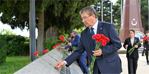 �stel, Haydar Aliyev’in an�t mezar�n� ziyaret etti 