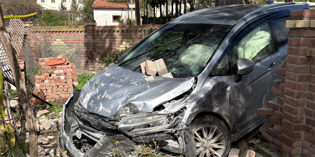 Bo�azk�y'deki kazada ara� evin bah�e duvar�na �arpt�