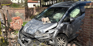 Bo�azk�y'deki kazada ara� evin bah�e duvar�na �arpt�<