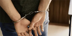 �evreye rahats�zl�k vermekten 2 ki�i tutukland�