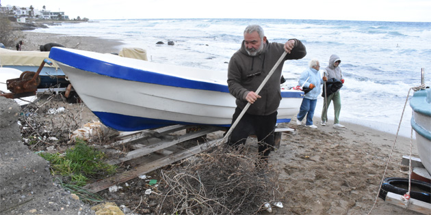 Girne Belediyesi - Karo�lano�lu Muhtarl��� i�birli�inde Karao�lano�lu’nda plaj temizli�i