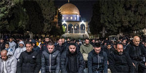 Mescid-i Aksa'da on binlerce M�sl�man ilk teravih namaz�n� k�ld�