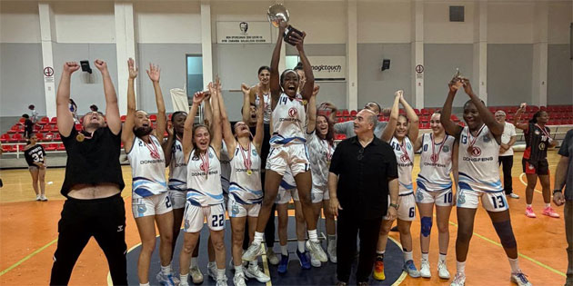 Girne Belediye Ba�kan� �enkul, Kad�nlar Basketbol Ligi �ampiyonu Akdeniz Spor Birli�i’ni kutlad�