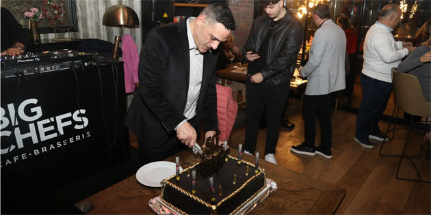 Gazeteci Mustafa Alkan yeni ya��n� sevdikleriyle kar��lad�