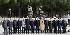 Hasipo�lu, �anakkale �ehitler Abidesi’nde d�zenlenen uluslararas� anma t�renlerine kat�ld�