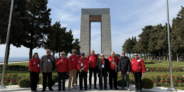 �ehit Aileleri ve Malul Gaziler Derne�i’nden bir heyet �anakkale �ehitler Abidesi’nde d�zenlenen uluslararas� anma t�renlerine kat�ld�