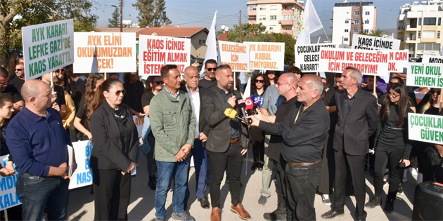 Lefke Gazi Lisesi velileri ve rencileri Babakanlk nnde eylem yapt