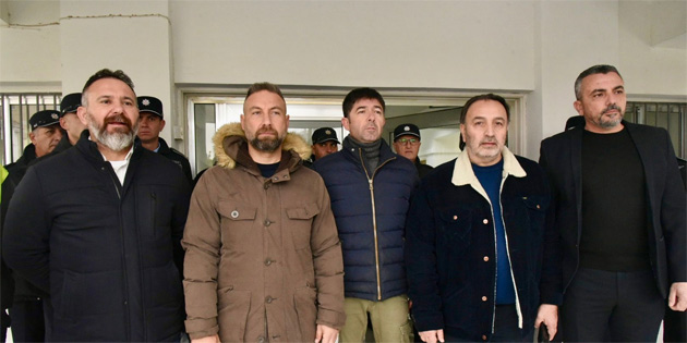 Kamuda yetkili sendikalar Maliye Bakanl��� �n�nde a��klama yapt�