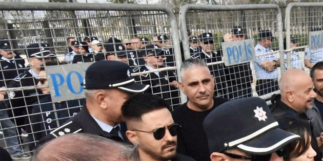 Sendikalar, grev erteleme karar�n� tan�mayacaklar�n� a��klad�