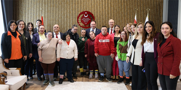 Down sendromlu gen�ler Meclis Ba�kan� �zt�rkler'i ziyaret etti