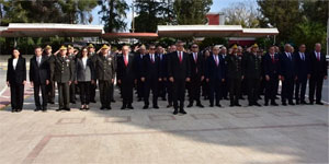 Lefko�a Atat�rk An�t�’nda 23 Nisan t�reni d�zenlendi