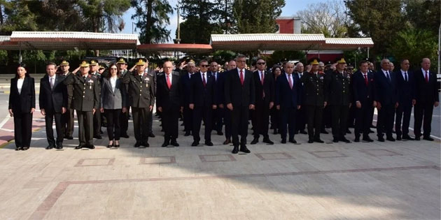 Lefko�a Atat�rk An�t�’nda 23 Nisan t�reni d�zenlendi