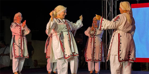 Mehmet�ik K�lt�r ve Dayan��ma Derne�i ekibi Ayval�k’ta festivale kat�ld�