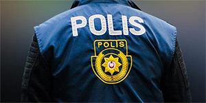 Sarho� ki�i polise k�f�r etti, polis arac�na tekme vurdu