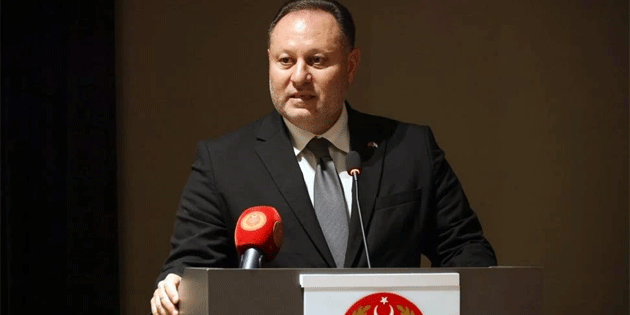 �zt�rkler'den gen�lere: 'Fikirlerinizi �zg�rce dile getirin'