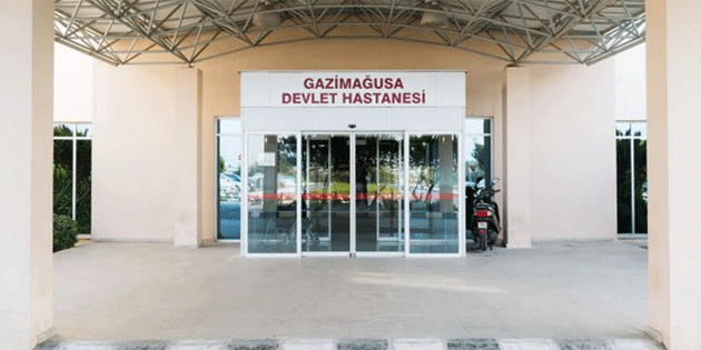 Gazima�usa Devlet Hastanesi’nde tedavi edilmedi�ini iddia eden alkoll� �ah�s kap� cam�n� k�rd�
