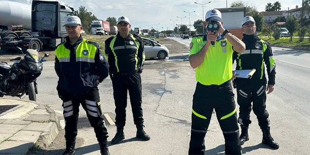 Trafik denetimlerinde 176 s�r�c� rapor edildi, 27 ara� trafikten men edildi, 3 ki�i tutukland�