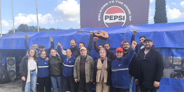 Lefko�a Belediye Tiyatrosu sanat��lar�ndan EKTAM i��ilerine grev �ad�r�nda dayan��ma etkinli�i