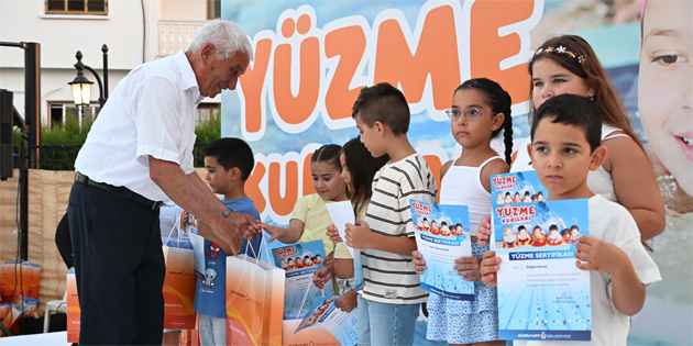 G�zelyurt Belediyesi’nin d�zenledi�i y�zme kursunu tamamlayan �ocuklar sertifikalar�n� ald�