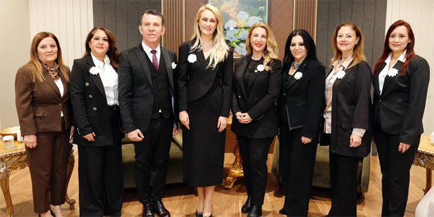 Nilden Bekta�, Erh�rman Bahar Esintileri Sanat Derne�i heyetiyle bir araya geldi