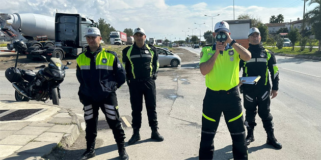 Trafik denetimlerinde 378 s�r�c� rapor edildi, 38 ara� trafikten men edildi, 1 s�r�c� tutukland�