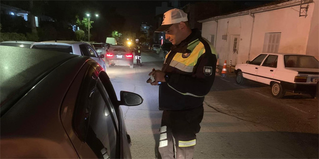 Trafik denetimlerinde 323 sürücü rapor edildi, 48 araç trafikten men edildi